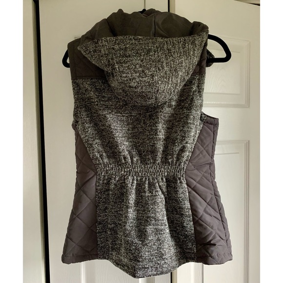 Gray zip-up vest with removable hood - Picture 2 of 2